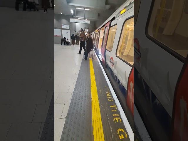 Getting off the S7 (S8) Stock 21323 London Underground Metropolitan Line at King's Cross St. Pancras