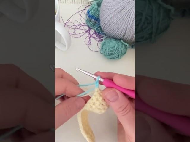Crochet tutorial, how to JOIN a second colour, TAPESTRY WAY #crochet