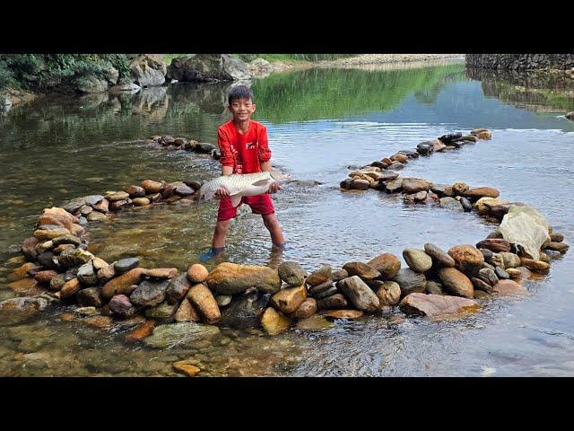 Bac's skills, arranging stones to create a fish trap, harvest large fish in a stream.