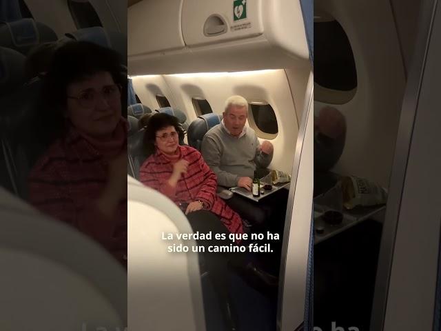 Un piloto de avión homenajea a sus padres en su primer vuelo