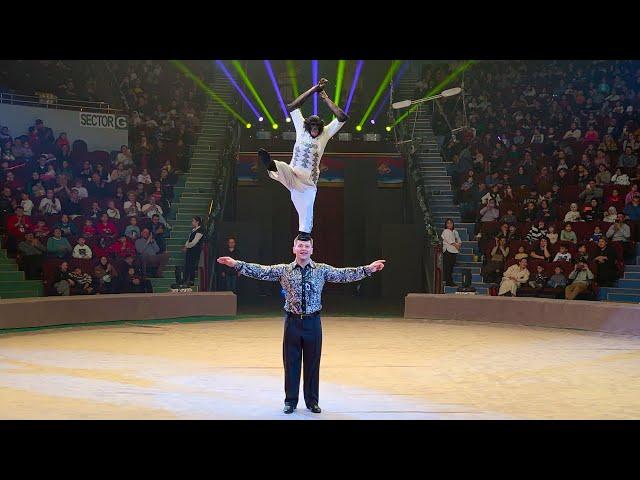 PHENOMENAL! This CHIMPANZEE was APPLAUDED by the entire hall of the Almaty Circus!