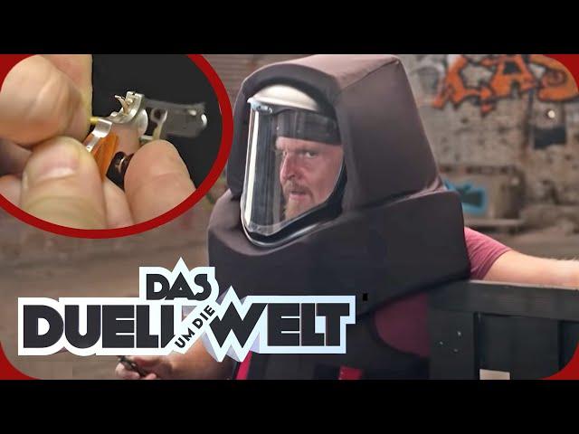 Die kleinste Waffe der Welt: Axel Stein soll angeschossen werden! | Duell um die Welt | ProSieben