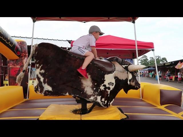 EL CHICHARITO EN EL TORITO/MECHANICAL BULL-Bro and sis adventures