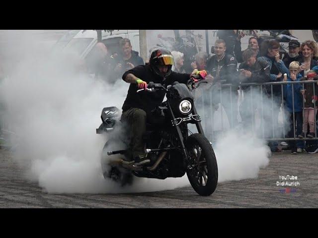 Chris Lietsch. Erstmals wurde eine atemberaubende Stuntshow auf einer Harley Davidson präsentiert