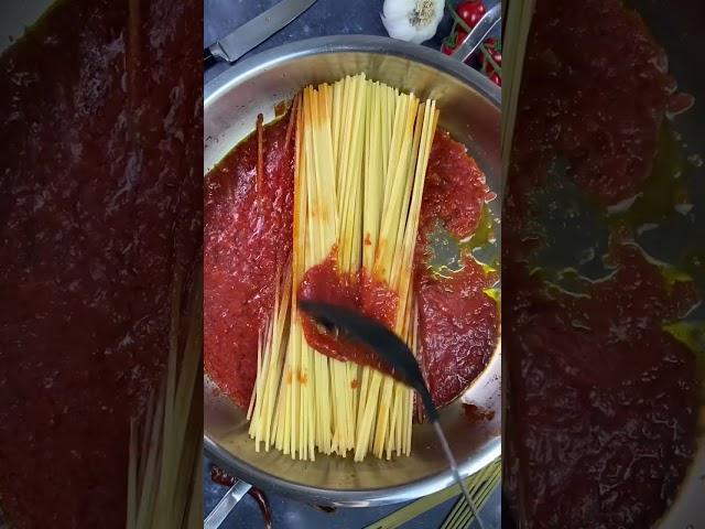 Spaghetti all‘Assassina traditionelles italienisches Pasta Rezept aus Bari, einfach lecker #shorts