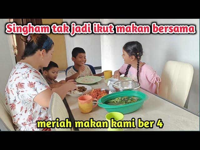 Sambil makan kami semua tertawa melihat pertandingan di meja makan siang pagi tadi