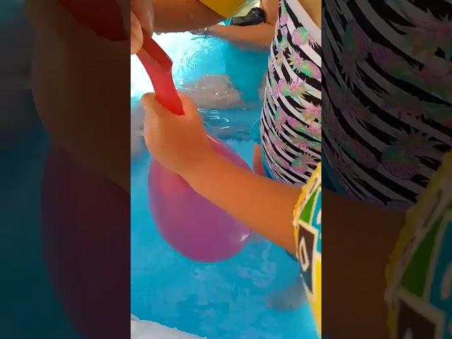 Desafio enchendo o balão de água #shorts #diversão #subscribe