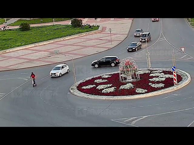 В Каменске-Уральском молодой человек на электросамокате смог отбуксировать автомобиль с дороги