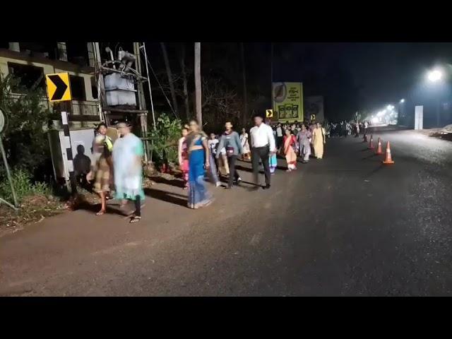 Goan Reporter: Huge Crowd of Devotees Walking along Cortalim Road at Walking Pilgrimage to Sancoale