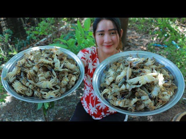 Yummy Sea Crab Milk Cooking Tamarind Leaves - Sea Crab Milk Soup Recipe - Cooking With Sros