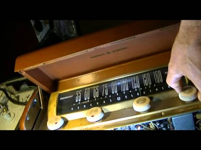 GE Model 250 Portable Rechargeable Battery Tube Radio