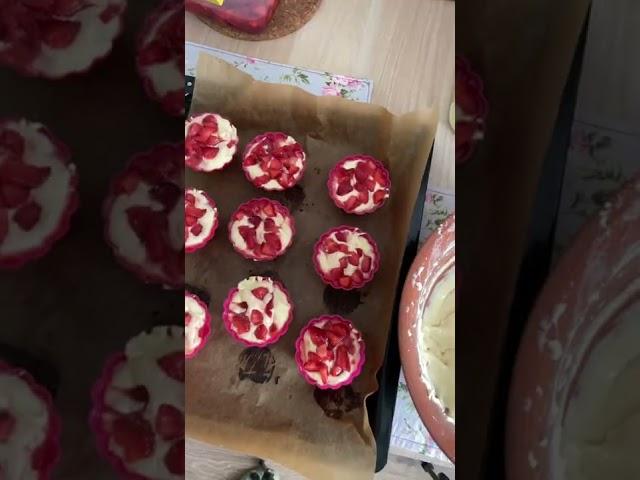strawberry cupcakes/клубничные кексы #cupcake #strawberry #recipe #cottagecore #recipevideo