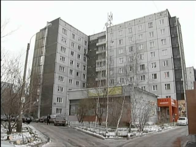 Жильцы дома в Солнечном застраивают эвакуационные выходы