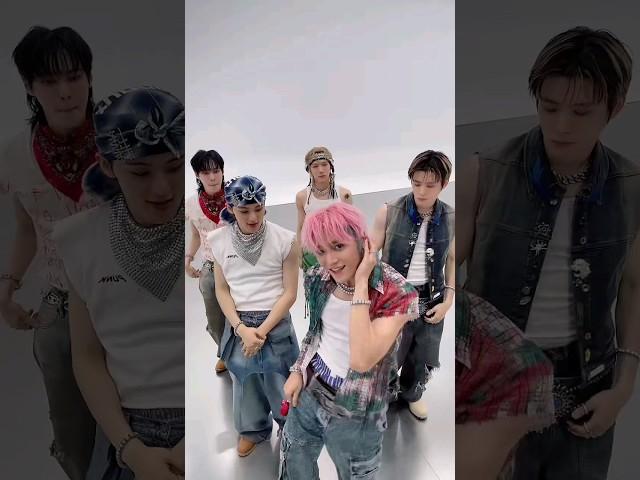 nct u t7s / baggy jeans unit doing touch my body tiktok challenge!! THE WORLD IS HEALING [tik_tyong]