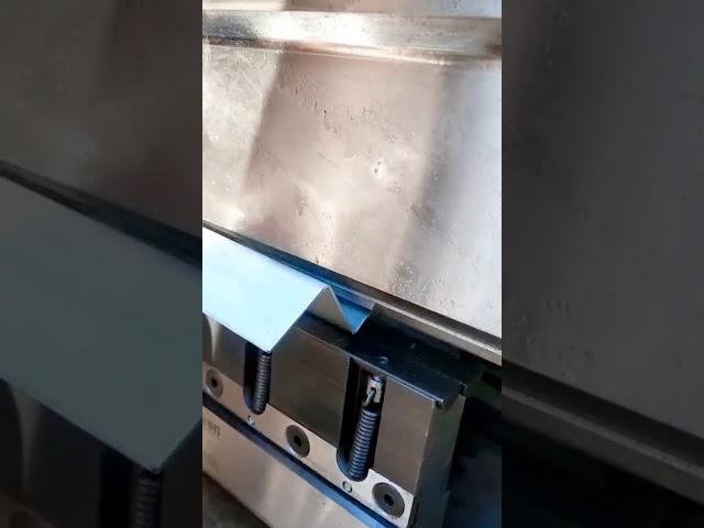 Markless scratch free bending with rotary bottom die on hydraulic press brake!