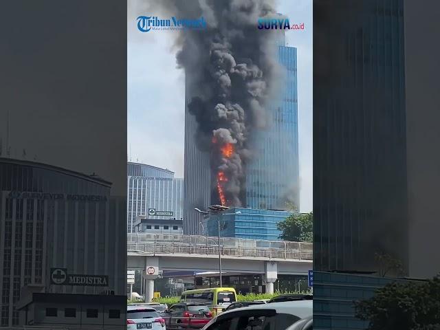 Momen Gedung K-Link Tower Terbakar Hingga Bikin Jalan Macet!  #hariansurya #suryaonline #jakarta