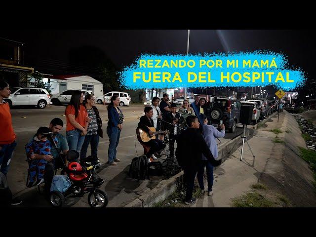 REZANDO POR MI MAMÁ FUERA DEL HOSPITAL