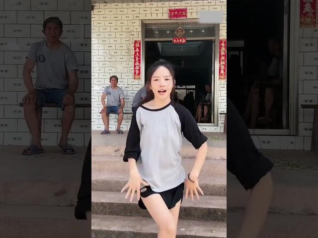 恶龙咆哮嗷呜 #浅跳一下 #阿梓不可爱 #阿梓不可爱尬舞 @阿梓不可爱O3x929aibapk6ivy @阿梓才三岁O3xzeykmcz2ycpyi @快手弹幕O3xrp73cwb9zjfs