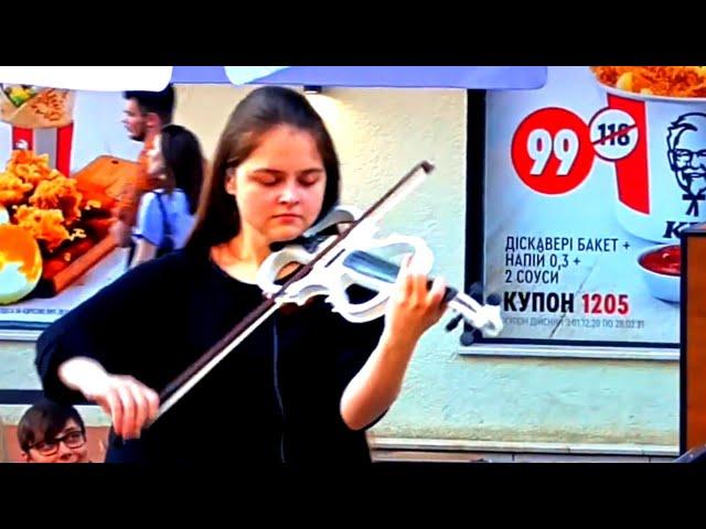 Одесса, май, скрипачка на Дерибасовской улице / Odessa, May, violinist on Deribasovskaya street