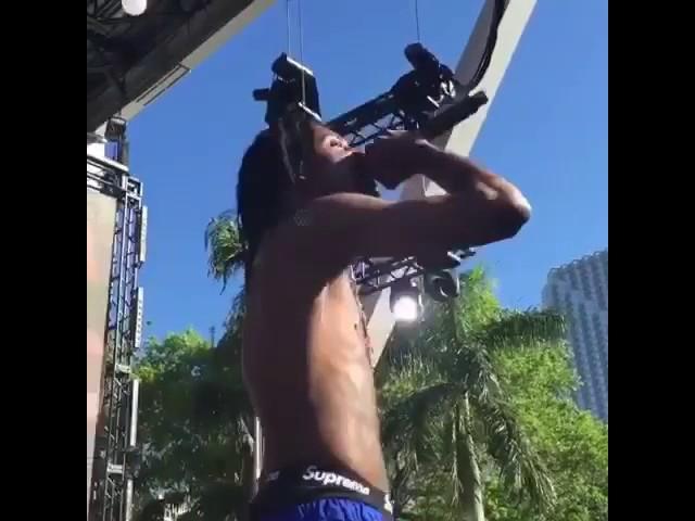 Playboi Carti performs "Magnolia" at #RollingLoud festival 