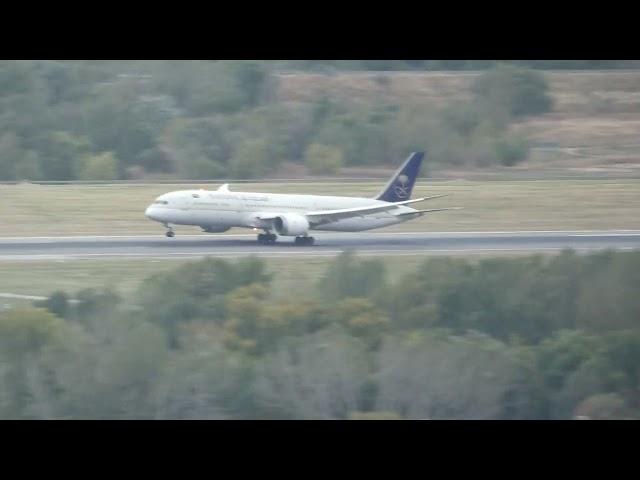 787-9 de saudia Airlines aterrizando en el aeropuerto de Madrid Barajas con viento cruzado.