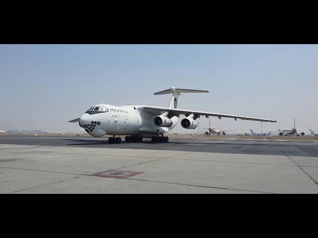 Ilyushin Il-76 taxi onto bay