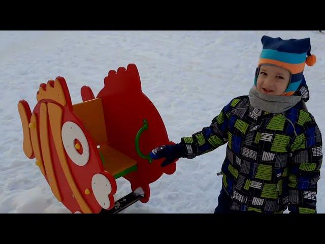 Зима, снег, карусель, горка, видео с прогулки./ Winter, snow, carousel, slide, walk video