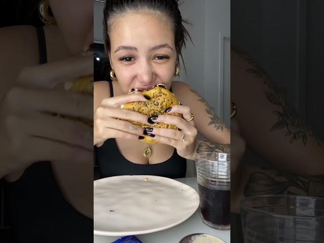 Eu e meus pensamentos da noite  #comendo #hamburguer