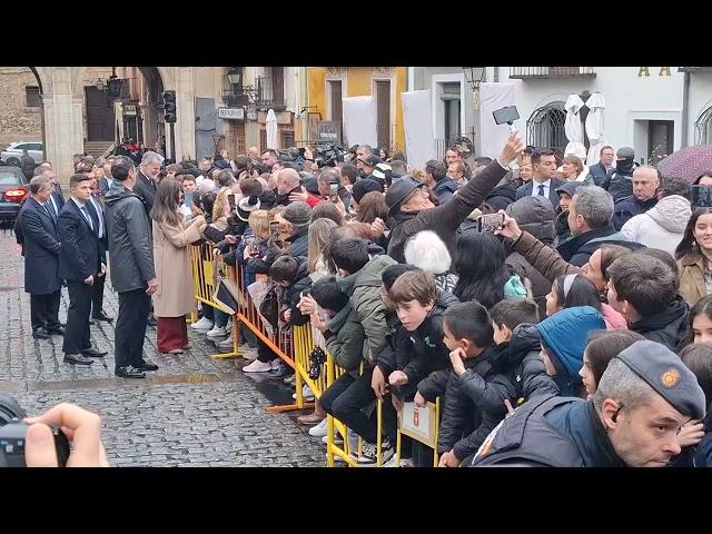 Felipe VI y Letizia saludan a los conquenses turistas en la Plaza Mayor