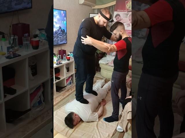 Ученики отрабатывают декомпрессионную правку спины на своем учителе Олеге Гудвине‼️;-) #массаж