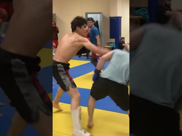 Драка в спортзале во время спарринга