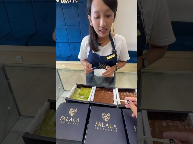 Tinggal bilang aja ke staff di outlet @Falala Chocolate kalau mau cobain dulu testernya 