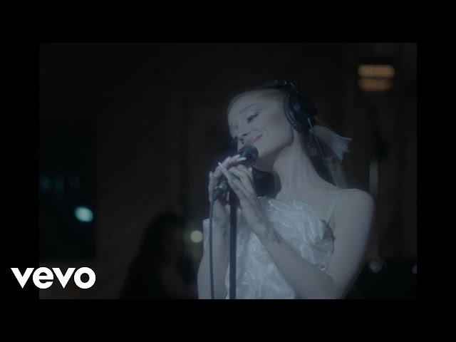 Ariana Grande - yes, and? (live version)