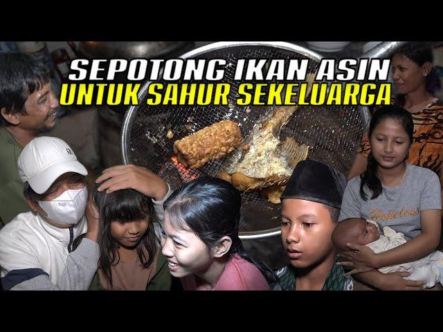 LAUK HANYA SEPOTONG IKAN ASIN&2 TEMPE-MNJD PENGANTAR SAHUR GUBUK KECIL MANG DEDI YG DIHUNI 11 ORANG