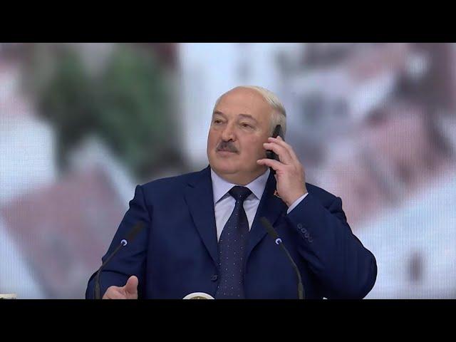 Лукашенко показал студентам свой мобильный телефон и набрал Эйсмонт!!!