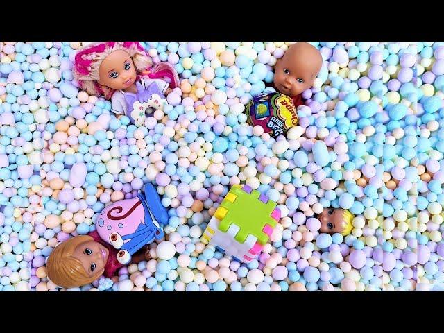 SURPRISES IN BALLOONS KATYA AND MAX Funny family funny BARBIE DOLLS DARINELKA TV series