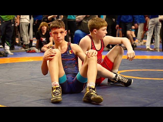 U15 Aidan Carver (USA) vs Andrei Covalschi (ROM) 44kg. Freestyle boys wrestling.B-cam-man