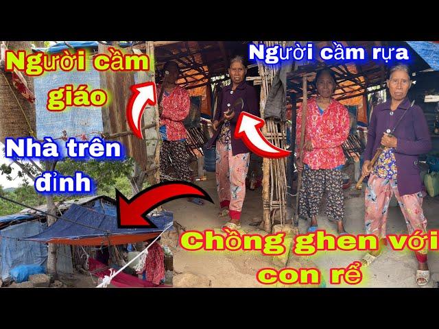 Hai chị em trên đỉnh núi người thì cầm GIÁO người thì cầm RỰA cố thủ trong nhà khi gặp người lạ#406