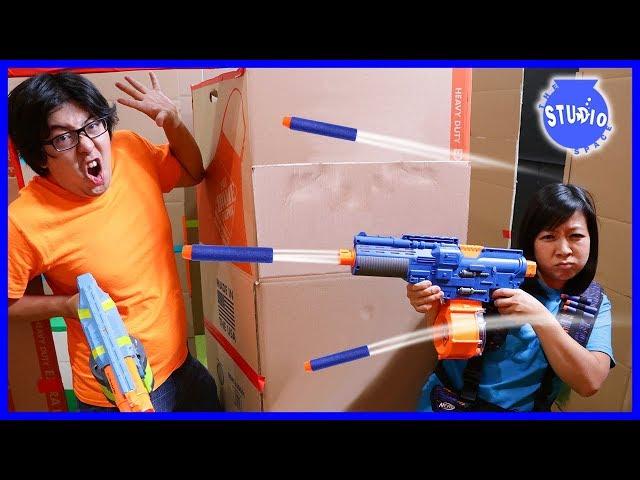 Box Fort Maze Ultimate Nerf Battle Challenge ! Boys Vs. Girls