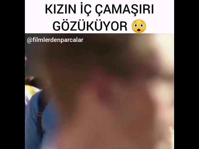 Kızın iç çamaşırı gözüküyor 