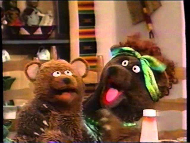 Sesame Street (#3428): The Bears Dine with the Robinsons