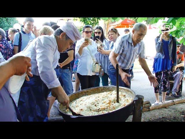 На Ураза-байрам бесплатно угощали пловом и мороженым!