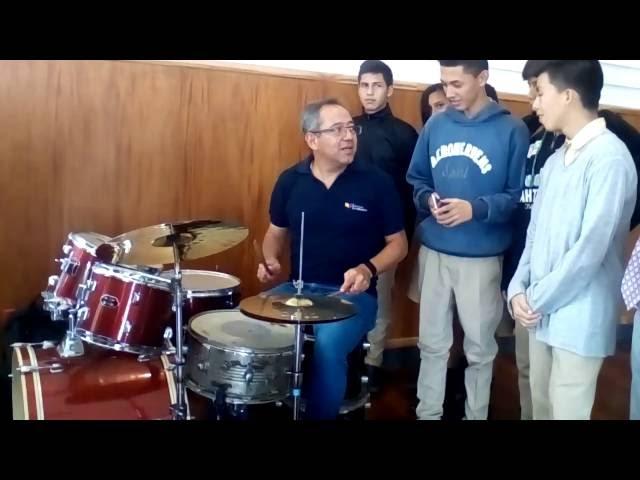 Cantando el Ministro de Educación Augusto Espinosa con el Grupo Vic Roc