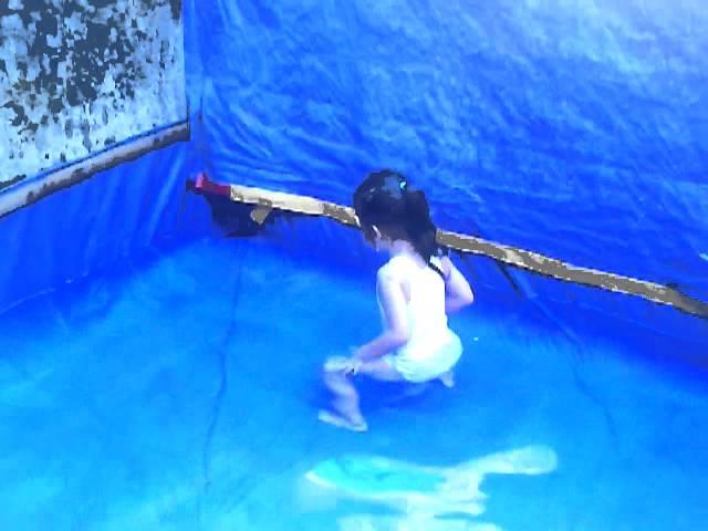 Raissha, sambil berenang kebelet pipis