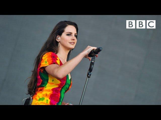 Lana Del Rey performs 'Ultraviolence' | Glastonbury 2014 - BBC