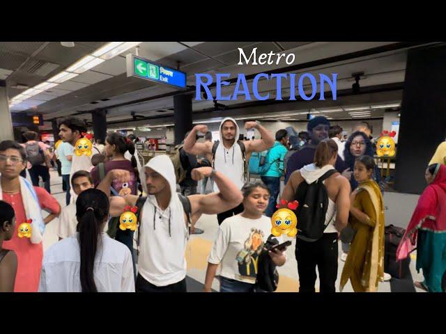 BODYBUILDER SHIRTLESS IN DELHI METRO         || PUBLIC REACTION