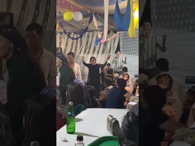Молодой талант поёт на кумыкском языке.