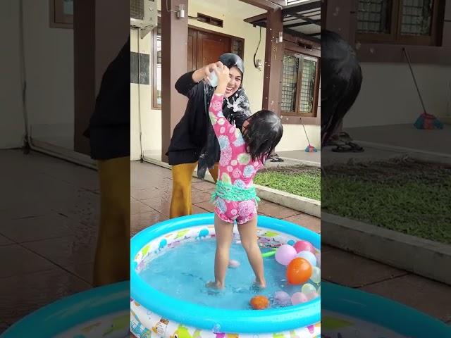 Kolam Renang Baru Zahra! #shorts #kolamrenangportable #mainair