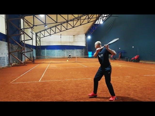 Sasha tennis - One-handed backhand with Wilson Blade 102 SW 71cm (court level view)