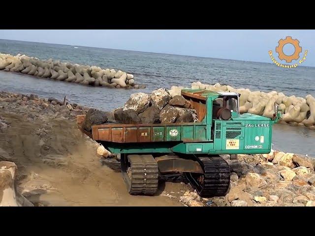 Incredible crawler dump truck with 360-degree body rotation